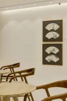 사군자 수묵화가 빛나는 미니멀 갤러리 카페